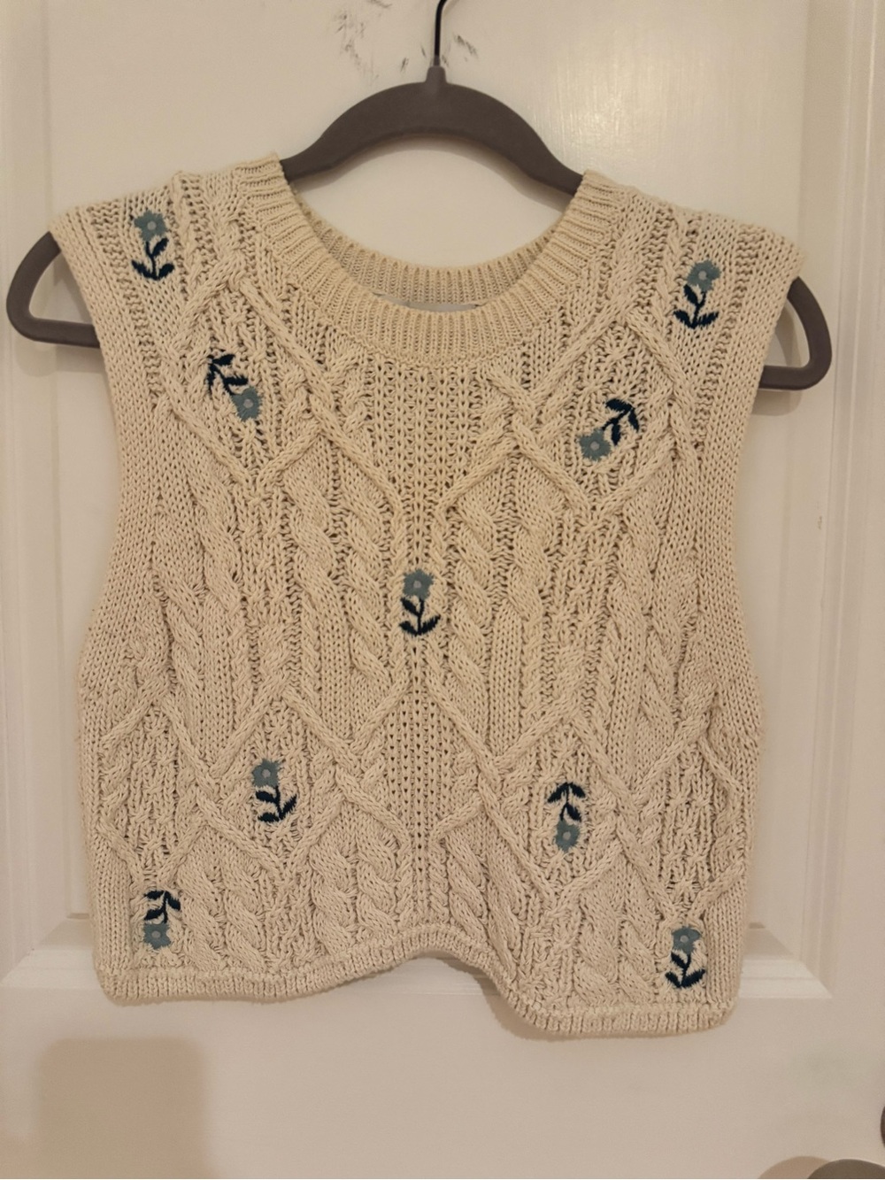 Cable knit sweater vest with floral embroidery